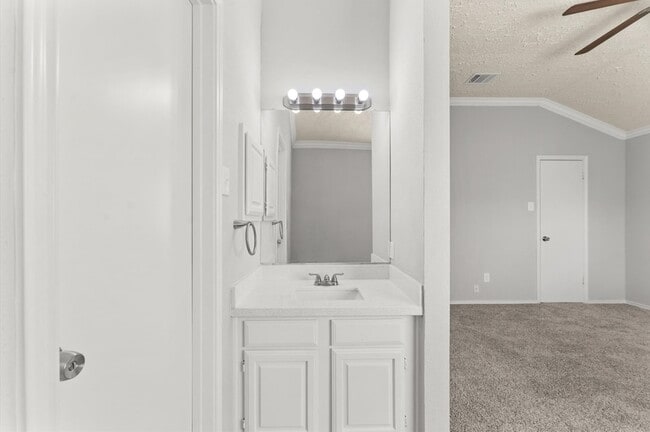 Building Photo - 14003 Vinehill Dr