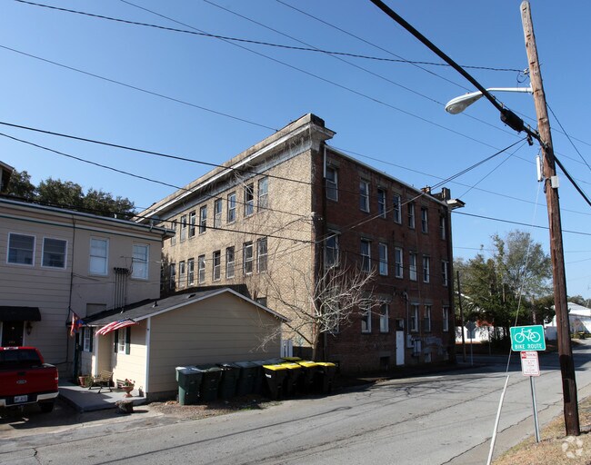 Building Photo - 302 E Victory Dr