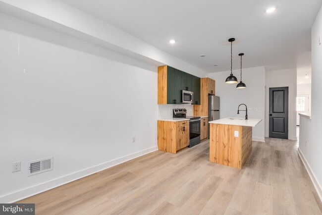 Building Photo - 1221 W Lehigh Ave