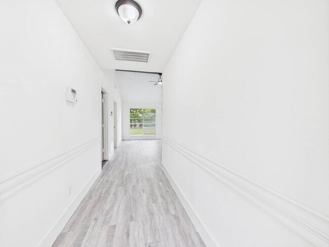 Building Photo - 5814 Fontenelle Dr