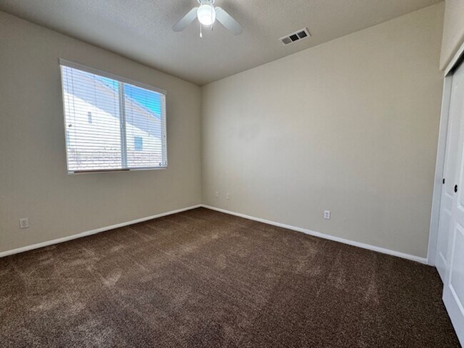Building Photo - Gorgeous Westside 5 + 3 With Solar - $3800
