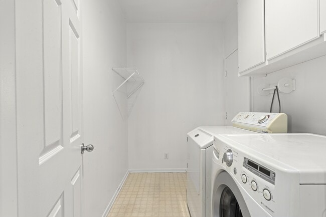 Building Photo - 12650 Springbrook Dr