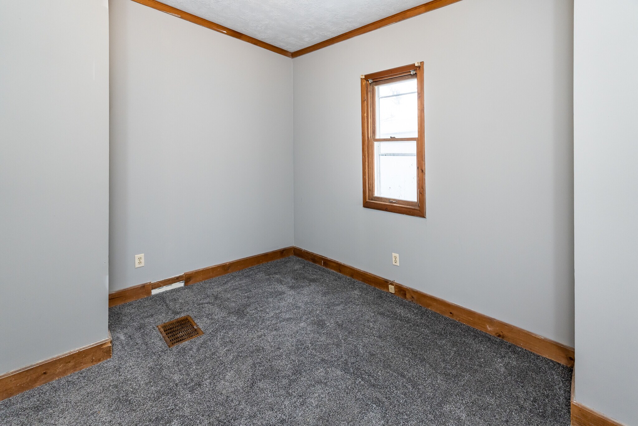 Building Photo - 818 Edmund Ave W