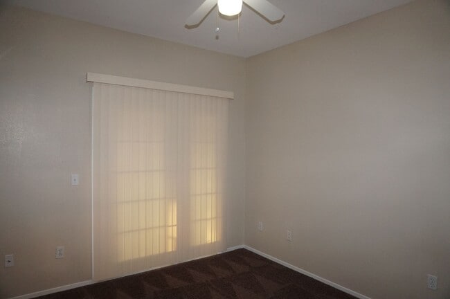 Building Photo - Amazing 2 BD 2 BA Condo in a Gated Community