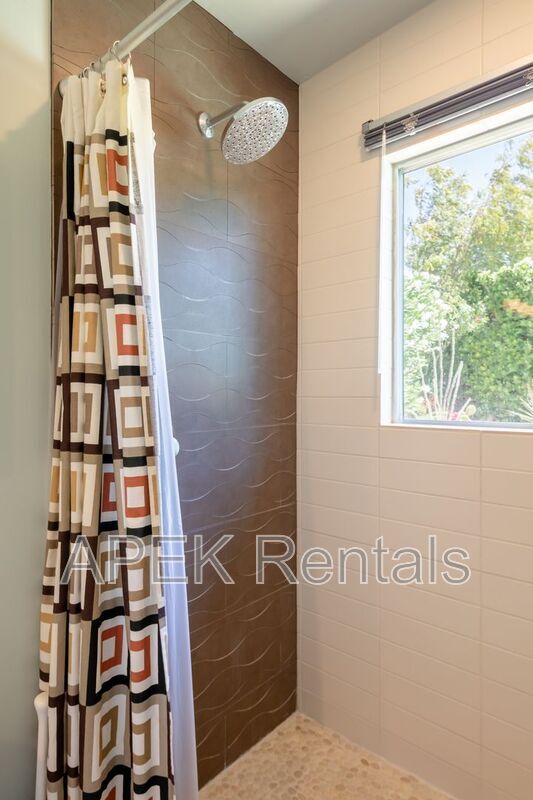 Building Photo - 2204 W Acacia Rd