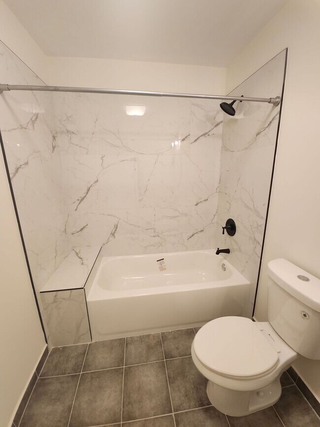 Building Photo - Beautiful 2-Bedroom, 2-Bath Gem in Peoples...
