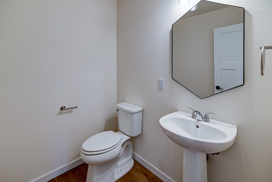 Building Photo - 4879 Lacy Rd