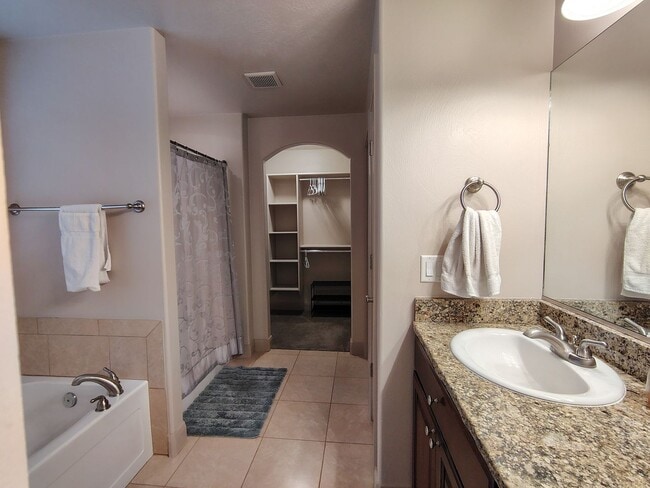 Building Photo - Cozy 3 Bedroom, 2 Bathroom Home in Washington!