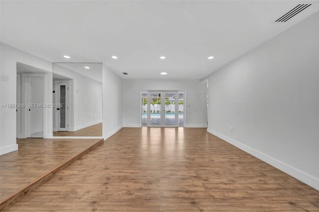 Building Photo - 15010 NE 7th Ave