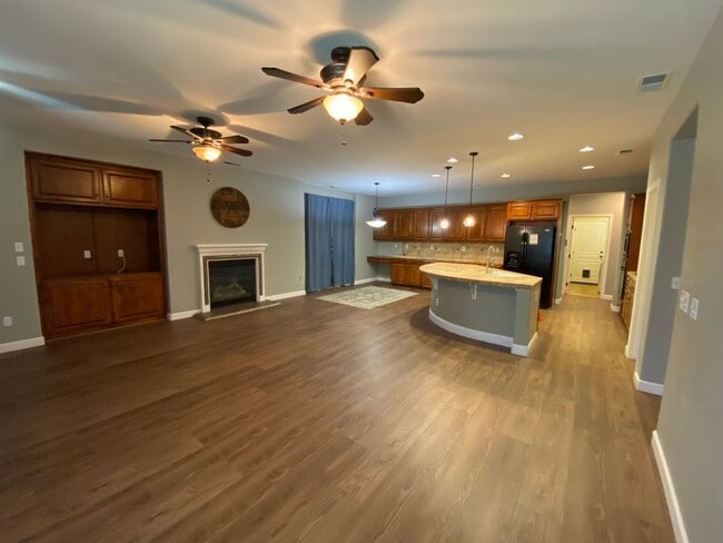 Building Photo - Big beautiful Home for rent in Visalia, Ca