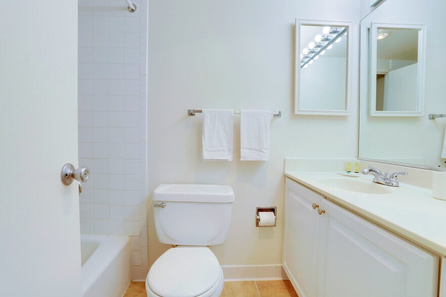 Building Photo - 1600 S Eads St