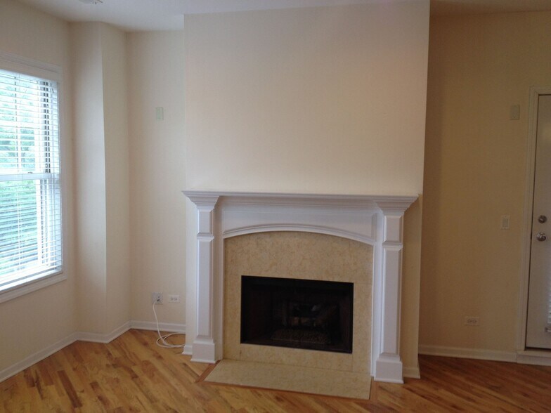 Building Photo - 1528 W Greenleaf Ave