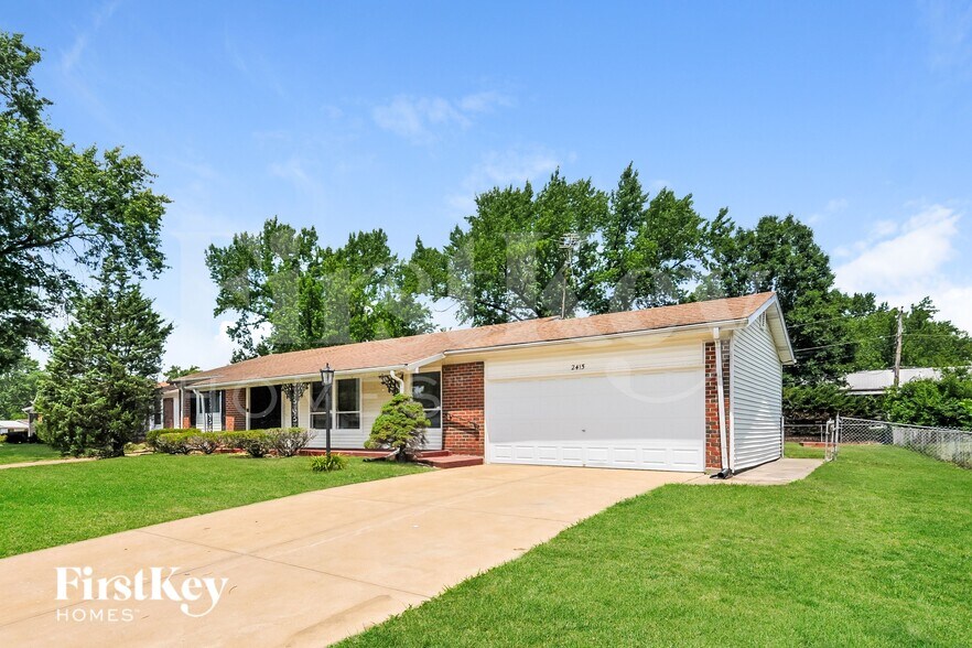 Building Photo - 2415 Greenbriar Dr