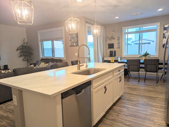 Beautiful Kitchen Island - 4391 W Federal Way