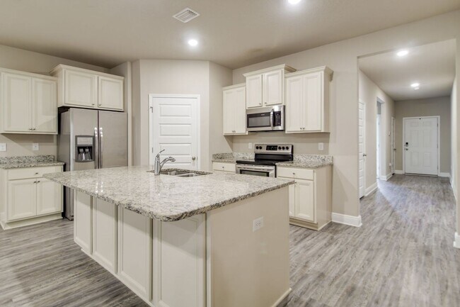 Building Photo - 4 Bedroom 2 Bath Home for Rent w/ Communit...