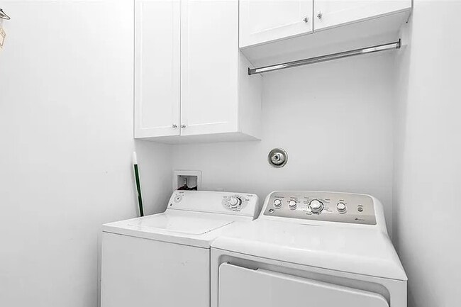 Building Photo - 11091 Bitternut Hickory Ln