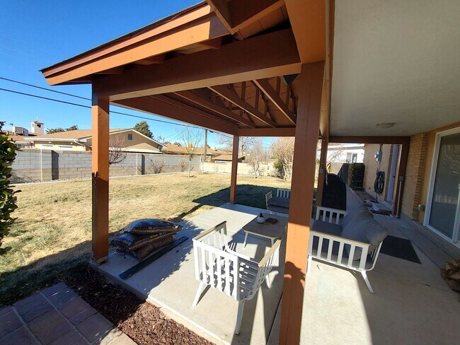 Building Photo - Updated 3 bed 2 bath near UPTOWN! Don't Mi...