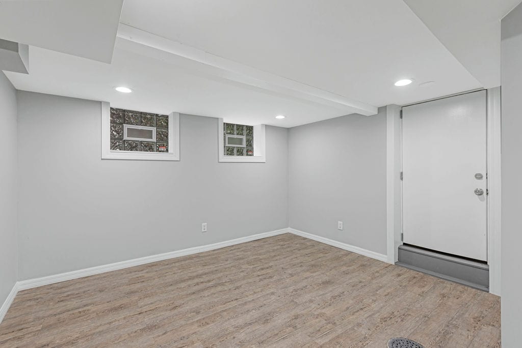 Third bedroom with separate entrance and full bathroom - 5125 Carthage Ave