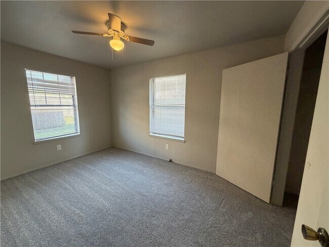 Building Photo - 804 Navidad St