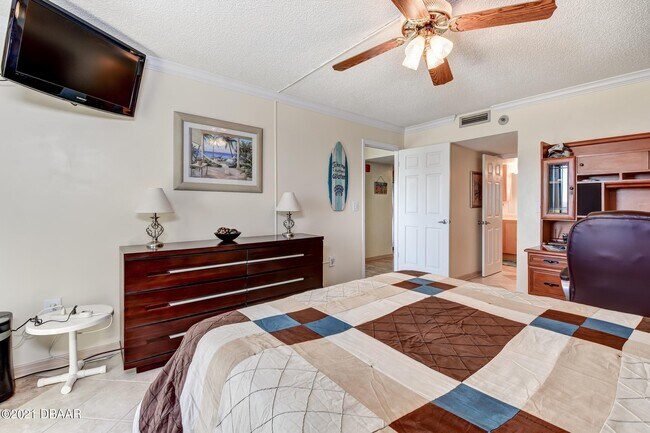 Building Photo - 1 Oceans W Blvd