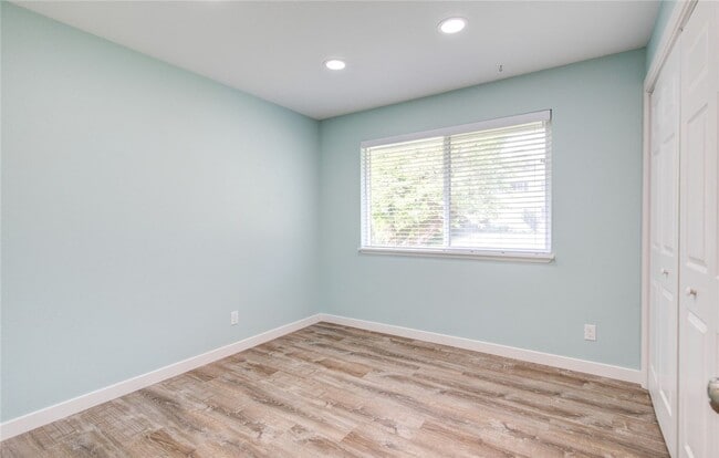 Building Photo - Like New Modern 3 BD, 2 BA Home with Garage