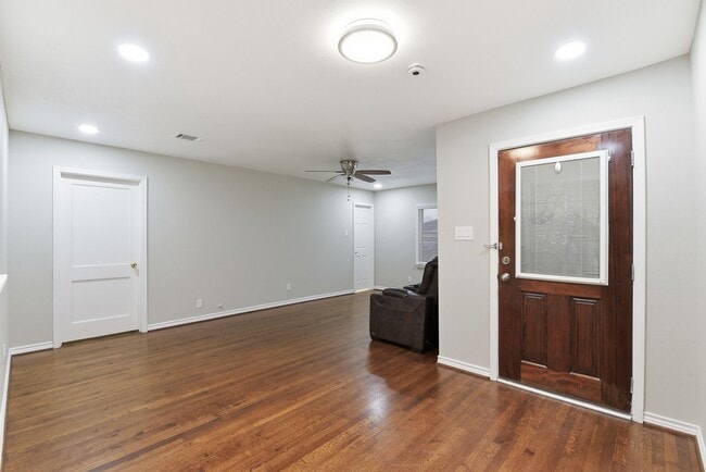 Building Photo - 506 Ogilvie St