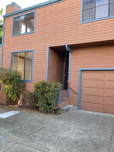 Building Photo - 2152 Clinton Ave