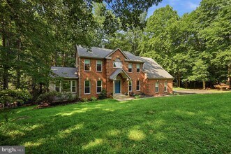 Building Photo - 2 English Hills Dr