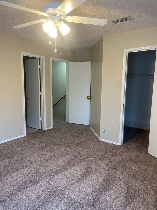 Building Photo - 2 bedroom 2.5 bath with 2 car garage!