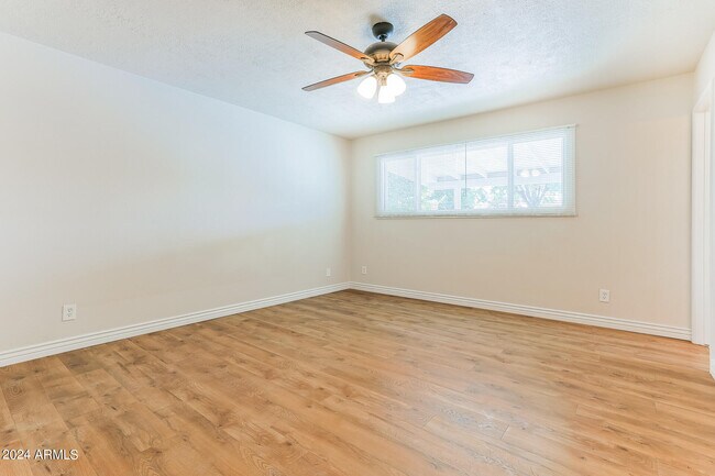 Building Photo - 1335 E Ellis Cir