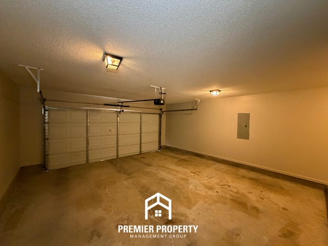 Building Photo - Bright 3BR/2BA Oakland Home w/ Vaulted Ceilings, Fireplace & Fenced Yard