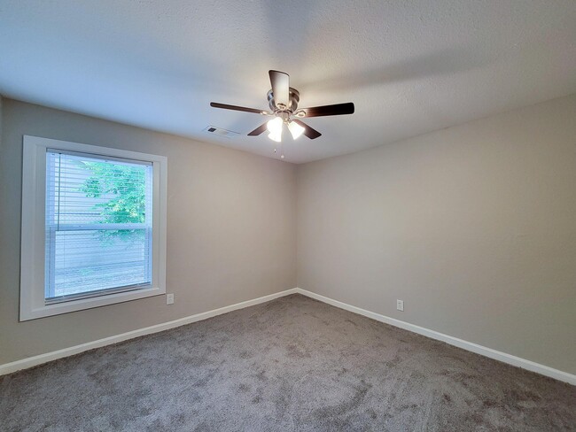 Building Photo - 5606 Willow Glen Dr