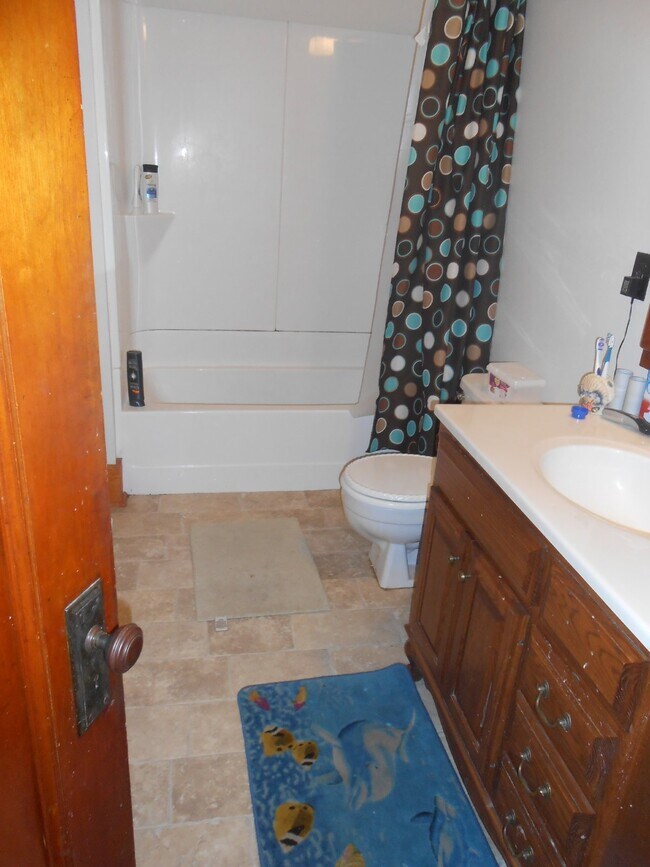 Building Photo - 4 Bed 2 Bath close to UWEC!