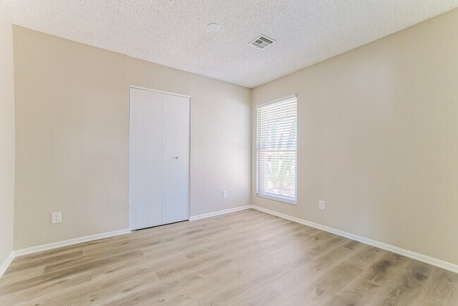 Building Photo - 646 E Gila Ln