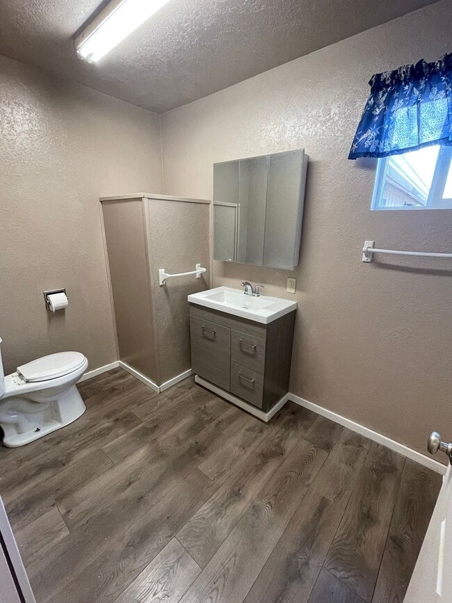 Building Photo - Convieniently located charming home with modern updates!