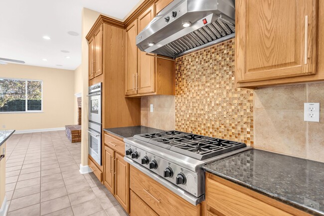 Building Photo - Gorgeous Single Story Home with a Sparklin...