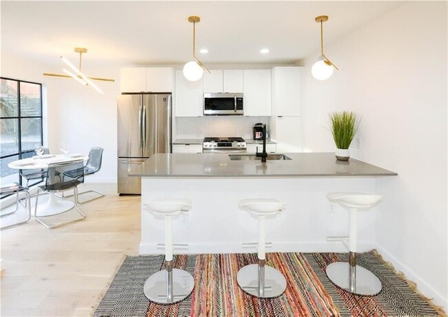 Building Photo - 400 E 30th St