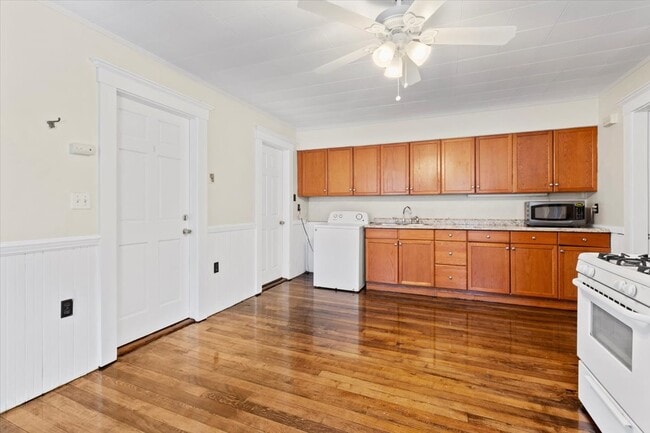 Building Photo - 52 Roslyn St