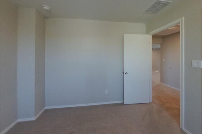 Building Photo - 5221 Saddle Clb Dr