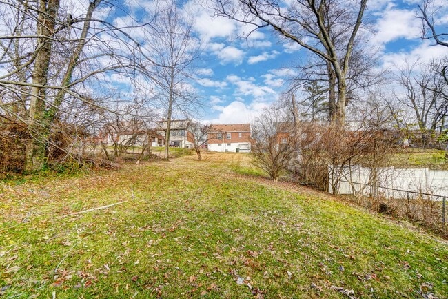Building Photo - 2 Bedroom, 1 Bathroom with Large Backyard!