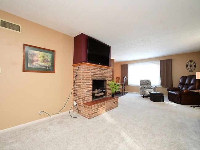 Building Photo - 705 E 9th St