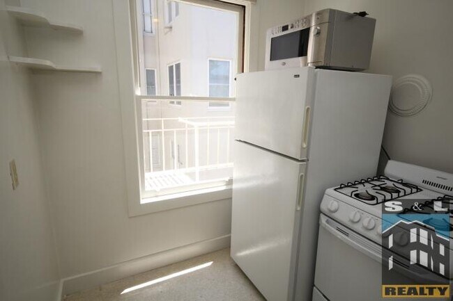Building Photo - bedroom in San Francisco CA 94115