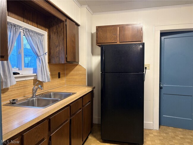 Building Photo - 315 E 10th St