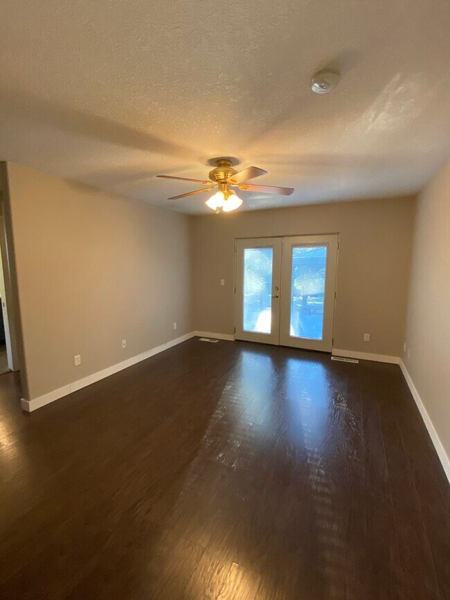 Building Photo - Custom Home With Shop!
