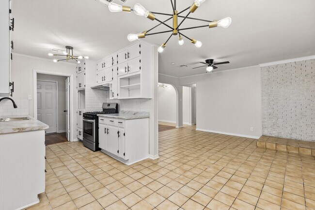 Building Photo - 401 Carver Ave