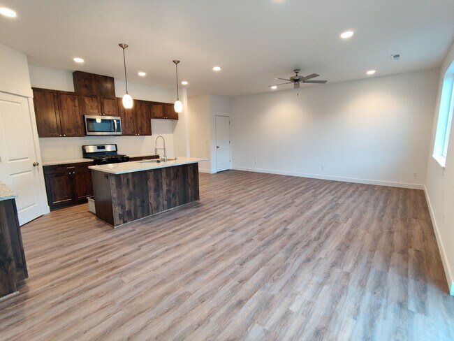 Building Photo - *MOVE IN SPECIAL - HALF OFF FIRST MONTH'S ...