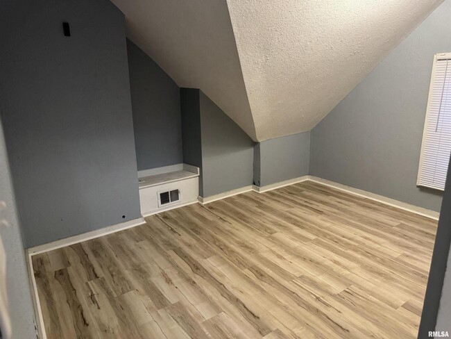 Building Photo - 105 6th Ave