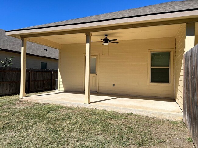 Building Photo - Luxury 3/2 Duplex in Seguin, Texas