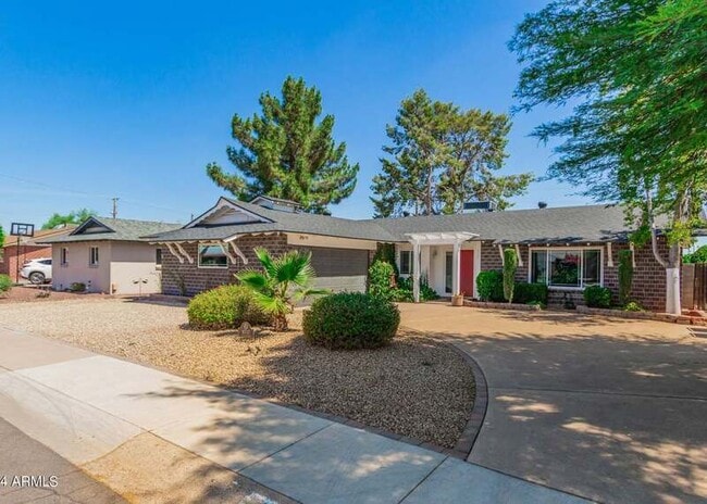 Building Photo - 8737 E Sage Dr