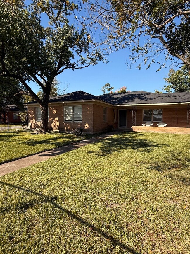 Building Photo - 5720 Parwill St